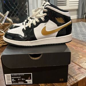 Air Jordan Mid size 6, black/metallic gold/ white